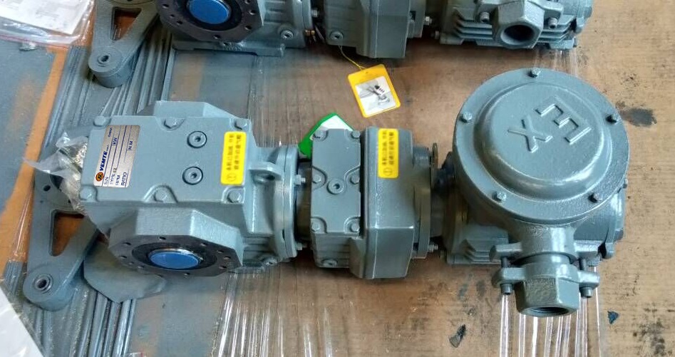 化工設(shè)備減速機(jī),1.5KW減速機(jī),防爆電機(jī)齒輪箱,直角減速機(jī) 化工設(shè)備減速機(jī),1.5KW減速機(jī),防爆電機(jī)齒輪箱,直角減速機(jī)